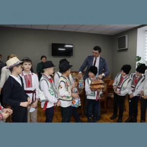 Urători în ajun de Crăciun la Consiliul raional Drochia