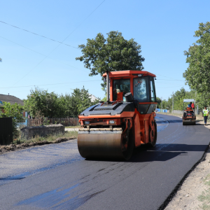 PREȘEDINTELE RAIONULUI DROCHIA, VASILE CEMORTAN, INSPECTEAZĂ MERSUL LUCRĂRILOR DE REPARAȚIE A DRUMURILOR PUBLICE RAIONALE
